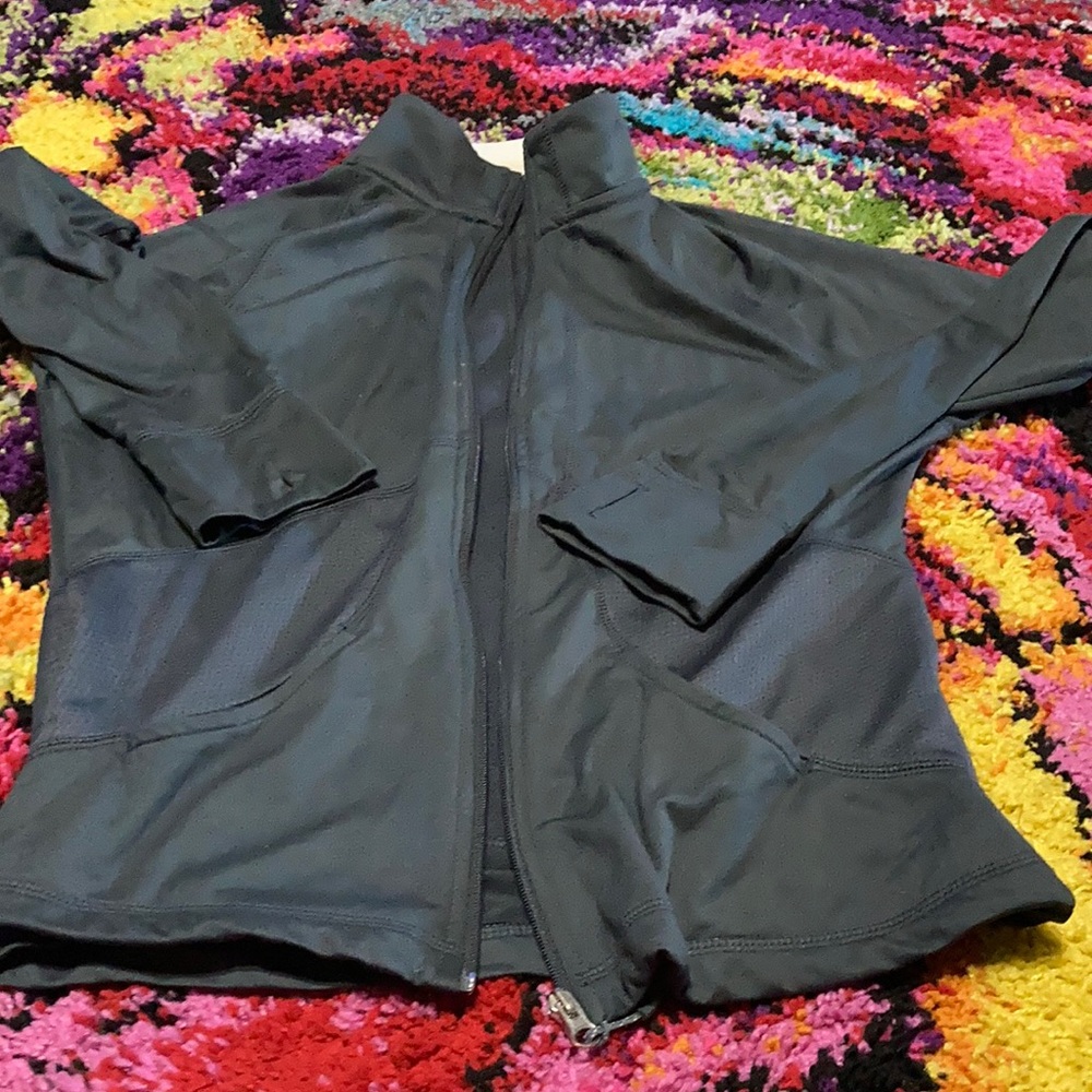 Slight worn fits more like a woman’s small